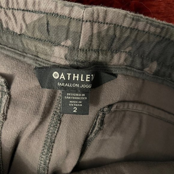 Athleta Farallon Joggers, Camo, Size 2 - Picture 6 of 8